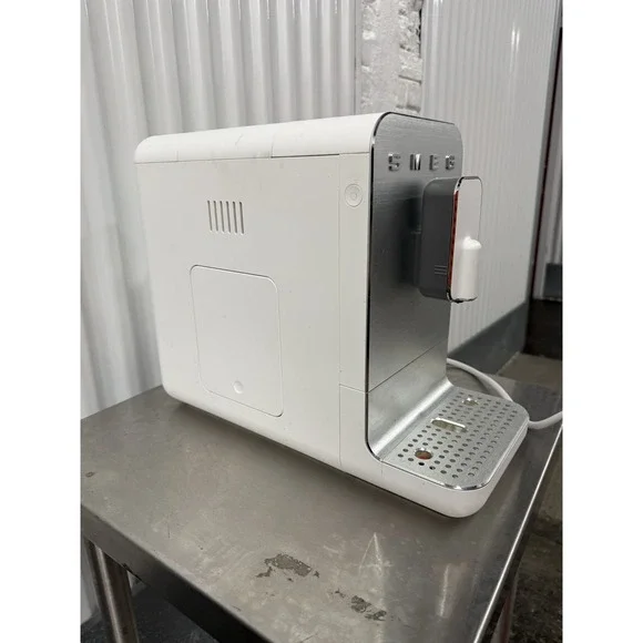 Smeg EP3221/44 Fully Automatic Coffee Machine White - Picture 4 of 11